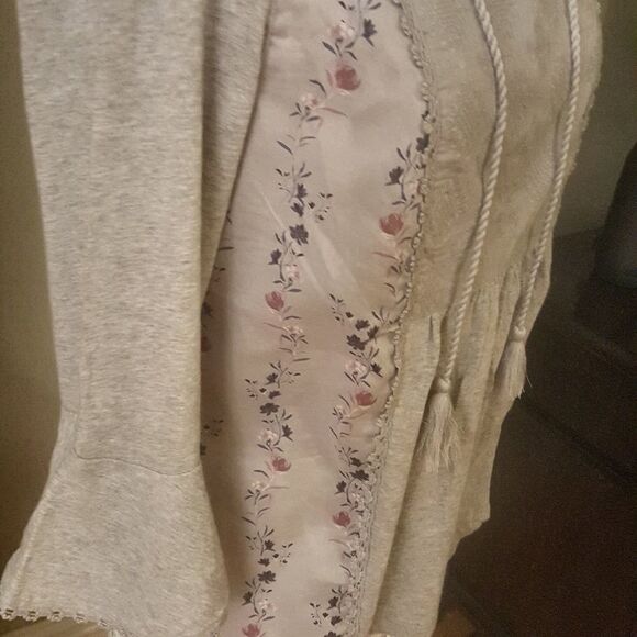 STYLE & CO Heather Grey Embroidered Boho Peasant Top with Bell Sleeves s… - Picture 4 of 9